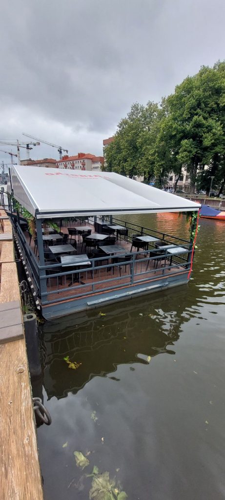 Plaukiojančios restorano terasos stogo karkasas ir turėklai